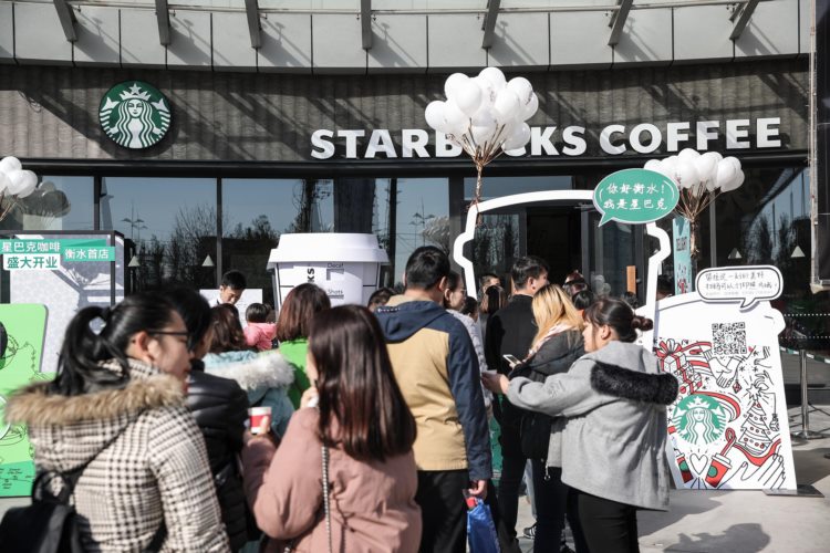 「特写」星巴克进入中国20年：你习惯了喝咖啡，它懂得了生存之道